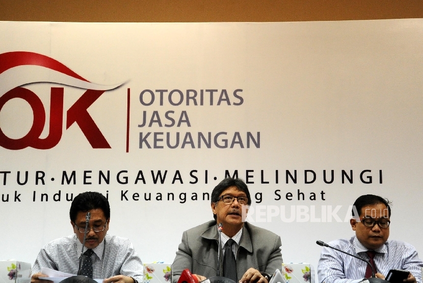 (dari kiri) Kepala Departemen Perbankan Syariah OJK Achmad Buhori, Deputi Komisioner Pengawas Perbankan OJK Mulia E Siregar dan Direktur IKNB Syariah OJK M Muchlasin, berbicara saat konferensi pers di kantor Otoritas Jasa Keuangan (OJK), Jakarta, Kamis (25