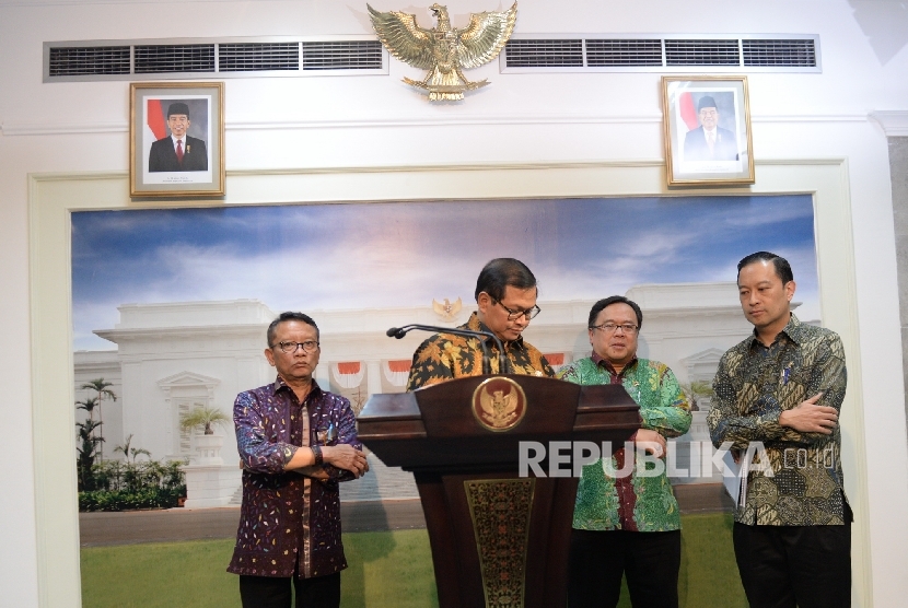  (dari kiri) Kepala Dirjen Pajak Ken Dwijugiasteadi bersama Menteri Keuangan Bambang Brodjonegoro, Sekretaris Kabinet Pramono Anung, dan Menteri Perdagangan Thomas Lembong memberikan keterangan pers usai rapat terbatas bersama presiden di Kantor Presiden, 