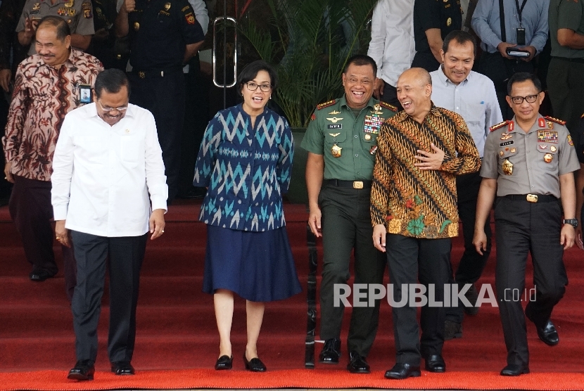 (Dari kiri) Kepala PPATK Kiagus Ahmad Badaruddin,Jaksa Agung HM Prasetyo,Menkeu Sri Mulyani,Panglima TNI Jenderal TNI Gatot Nurmantyo,Kepala Staf Kepresidenan Teten Masduki,Wakil Ketua KPK Saut Situmorang dan Kapolri Jenderal Pol Tito Karnavian bersiap memberikan keterangan kepada wartawan seusai Rapat Koordinasi Program Penertiban Impor Beresiko Tinggi di Kantor Ditjen Bea Cukai, Jakarta, Rabu (12/7).