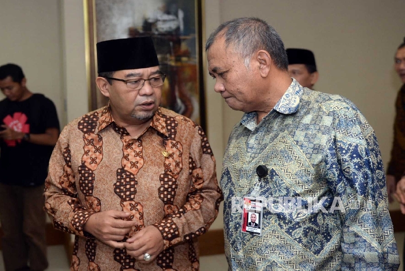 (dari kiri) Ketua BPK Harry Azhar Azis berbincang bersama Ketua KPK Agus Raharjo sebelum melakukan pertemuan antara KPK dengan BPK di Gedung BPK, Jakarta, Rabu (13/1).