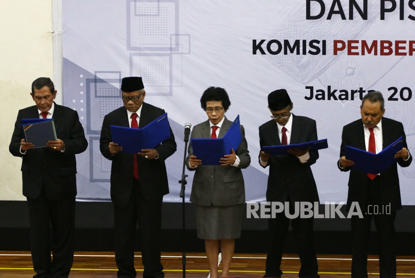 (dari kiri) Ketua Dewan Pengawas KPK Tumpak Hatorangan Panggabean bersama anggota Harjono, Albertina Ho, Artidjo Alkostar dan Syamsuddin Haris membacakan pakta integritas saat serah terima jabatan Pimpinan dan Dewan Pengawas KPK di gedung KPK, Jakarta, Jumat (20/12/2019). 