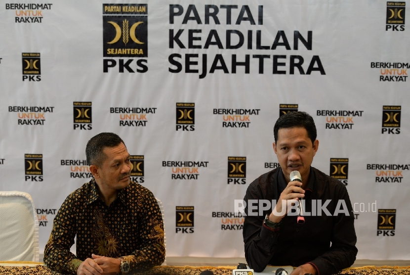  (dari kiri) Ketua DPP PKS bidang Hukum, Zainuddin Paru bersama Ketua Bidang Humas DPP PKS Dedi Supriadi menggelar konferensi pers di kantor DPP PKS, Jakarta, Senin (4/4). (Republika/Wihdan Hidayat)