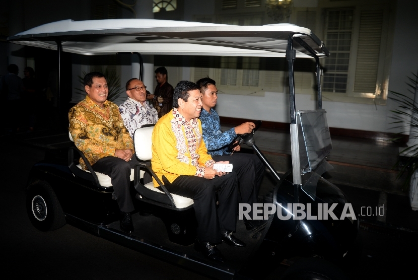 (dari kiri) Ketua Harian Partai Golkar Nurdin Halid, Ketua Dewan Pembina Partai Golkar Aburizal Bakrie, dan Ketua Umum Partai Golkar Setya Novanto memasuki kawasan Istana Presiden, Jakarta, Selasa (24/5).  (Republika/Wihdan)