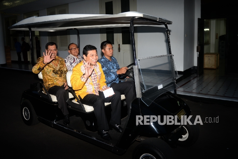 (dari kiri) Ketua Harian Partai Golkar Nurdin Halid, Ketua Dewan Pembina Partai Golkar Aburizal Bakrie, dan Ketua Umum Partai Golkar Setya Novanto memasuki kawasan Istana Presiden, Jakarta, Selasa (24/5).  (Republika/Wihdan)