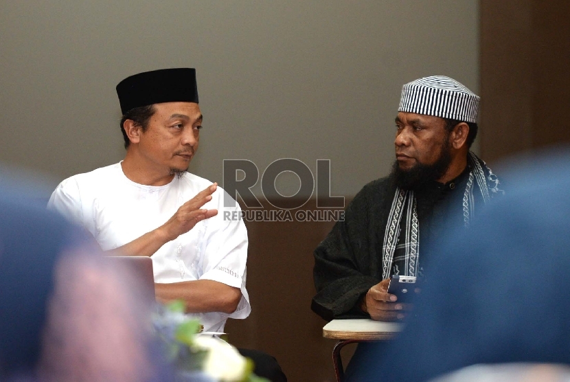 (dari kiri) Ketua KOMAT Bachtiar Nasir bersama Tim Pencari fakta KOMAT Fadlan Garamatan saat memimpin rapat terbatas yang diikuti oleh perwakilan beberapa elemen yang digagas oleh Tim Komite Umat untuk Tolikara, di Jakarta, Kamis (10/9).