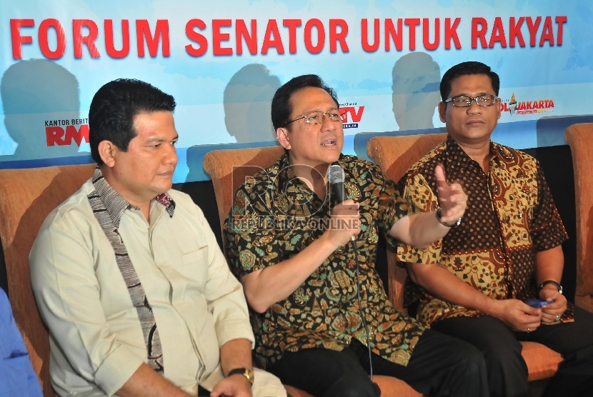  Ketua DPD RI Irman Gusman (kanan) bersama Ketua KPU Husni Kamil Malik (kiri), saat hadir dalam diskusi Forum Senator untuk Rakyat (FSuR) bertajuk Lika Liku Pilkada 2015 di Jakarta, Ahad (21/6). (Republika/Rakhmawaty La'lang)