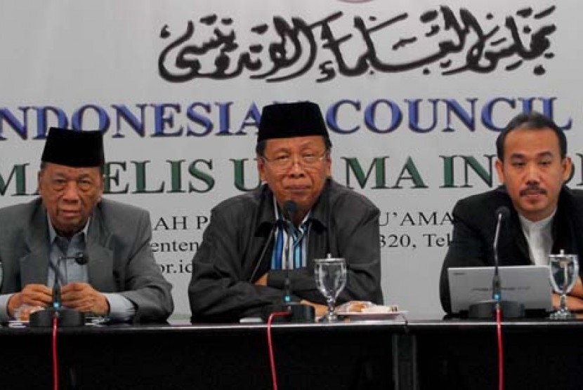 (dari kiri). Ketua Majelis Ulama Indonesia (MUI) Amidhan. Sekjen MUI, Ichwan Sam serta Ketua LPPOM MUI, Lukmanul Hakim menyampaikan keterangan kepada wartawan seputar Indonesia Halal Expo 2012 di Gedung MUI, jakarta, Jumat (20/4). Indonesia Halal Expo 2012