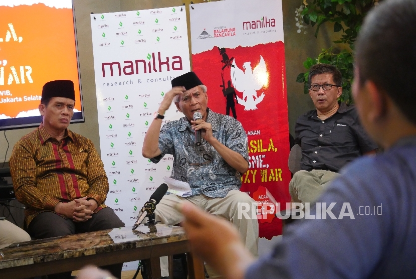 (Dari kiri) Ketua Pansus RUU Antiterorisme Muhammad Syafi’i, Peneliti Utama LIPI Mochtar Pabotinggi, Pakar Filsafat UI Rocky Gerung menjadi pembicara dalam diskusi bertajuk Pancasila, Terorisme dan Proxy War di Jakarta. 