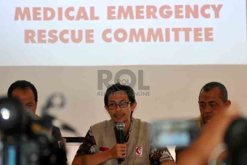 (dari kiri) Ketua Pengadaan Rumah Sakit Indonesia Ahyaudin Sodri, Presidium MER-C Arief Rachman, dan Kadiv Konstruksi MER-C M Idrus Al Attas saat konferensi pers perkembangan Gaza di kantor MER-C, Jakarta, Jumat (18/7). (Republika/ Wihdan)