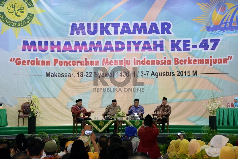(dari kiri) Ketua Pimpinan Pusat Muhammadiyah Din Syamsuddin, Mantan Ketua Pimpinan Pusat Muhammadiyah Amien Rais, Ahmad Syafii Maarif dan Ketua Pimpinan Pusat Muhammadiyah Malik Fadjar menjadi narasumber dalam dialog kebangsaan pada sidang pleno muktamar 