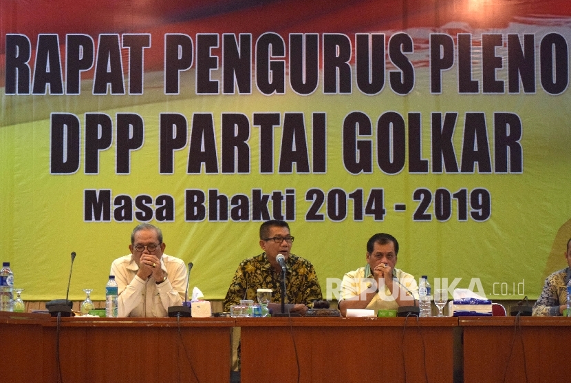   Anggota panitia pengarah Munaslub Golkar menggelar rapat di Kantor DPP Golkar, Jakarta, Rabu (13/4).(Republika/Rakhmawaty La'lang)
