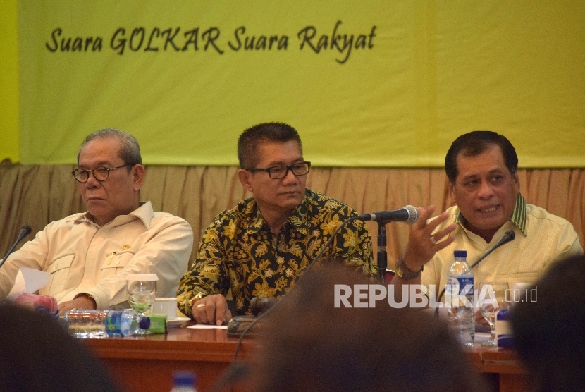  Ketua SC Munaslub Golkar Nurdin Halid saat rapat panitia pengarah Munaslub Golkar di Kantor DPP Golkar, Jakarta, Rabu (13/4).(Republika/Rakhmawaty La'lang)