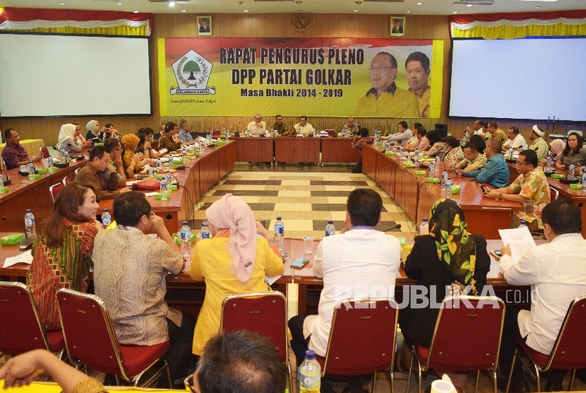  Anggota panitia pengarah Munaslub Golkar menggelar rapat di Kantor DPP Golkar, Jakarta, Rabu (13/4).(Republika/Rakhmawaty La'lang)