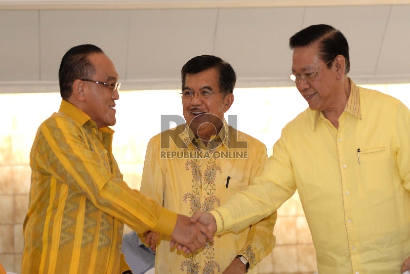  (dari kiri) Ketua Umum Golkar Munas Bali Aburizal Bakrie, Wakil Presiden RI Jusuf Kalla, dan Ketua Umum Golkar Munas Ancol Agung Laksono saat pertemuan islah di Jakarta, Sabtu (11/7).  (Republika/Wihdan)