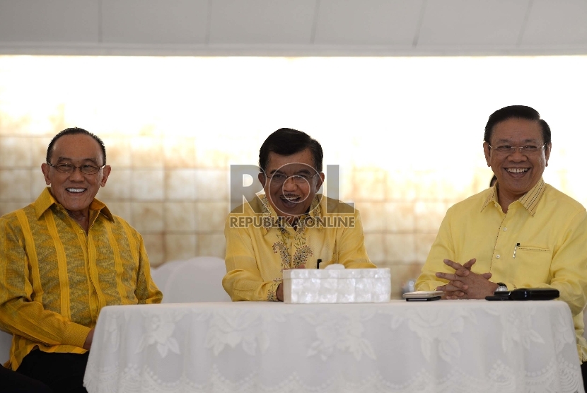  (dari kiri) Ketua Umum Golkar Munas Bali Aburizal Bakrie, Wakil Presiden RI Jusuf Kalla, dan Ketua Umum Golkar Munas Ancol Agung Laksono saat pertemuan islah di Jakarta, Sabtu (11/7).  (Republika/Wihdan)