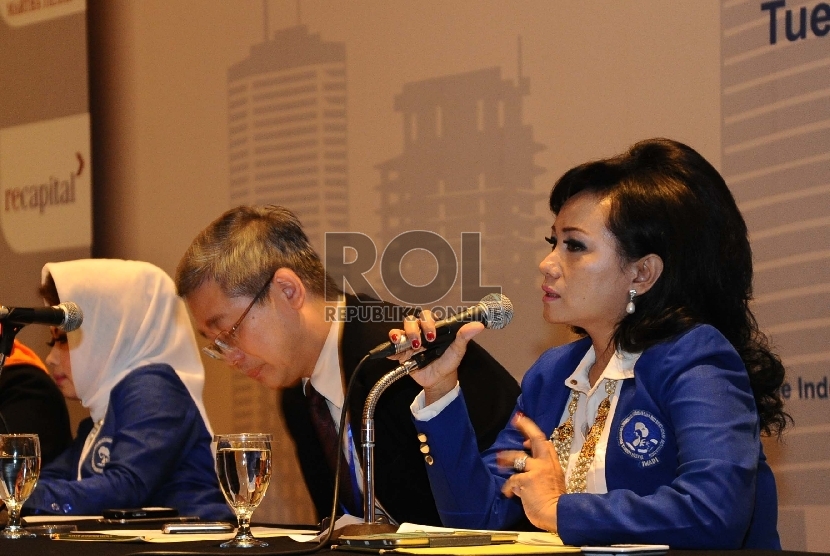 (dari kiri) Ketua Umum Ikatan Wanita Pengusaha Indonesia (Iwapi) Nita Yudi, Komite Tetap Peningkatan Pengunaan Produksi Dalam Negeri Kadin Handito Joewono, Ketua Pelaksana Iwapi Ira Sofyan berbicara dalam konfrerensi pers OECD Southeast Asia Regional Forum