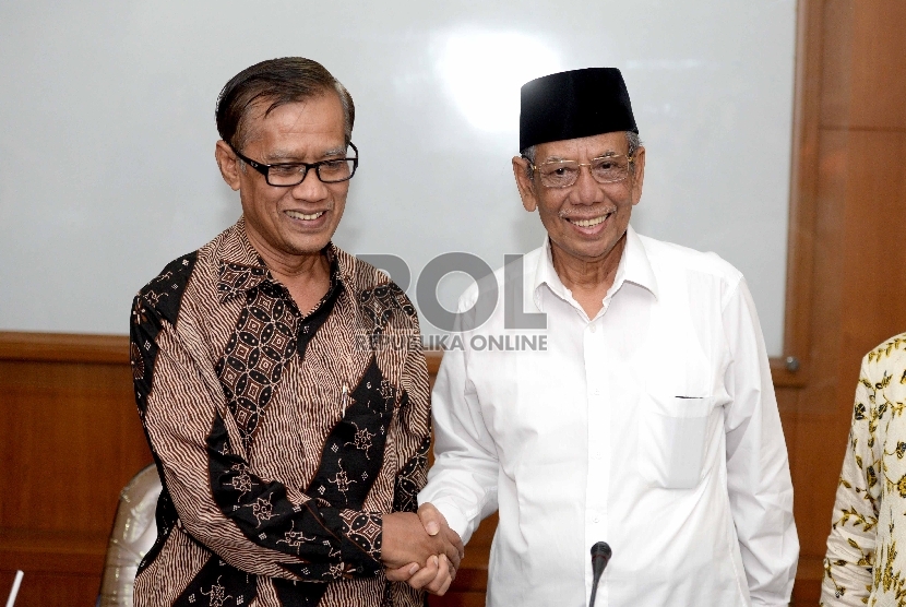 Ketua Umum PP Muhammadiyah Haedar Nashir (kiri) bersama mantan Ketua Umum PB Nahdlatul Ulama, KH Hasyim Muzadi