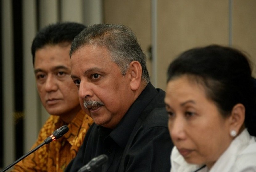 (dari kiri) Komisaris Utama PLN yang baru Chandra M.Hamzah, Dirut PLN yang baru Sofyan Basir dan Menteri BUMN Rini Soemarno melakukan jumpa pers di kantor BUMN, Jakarta, Selasa (23/12) malam.