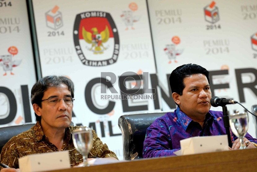 (dari kiri) Komisioner Komisi Pemilihan Umum (KPU) Hadar Nafis Gumay dan Ketua KPU Husni Kamil Manik saat konferensi pers di Kantor KPU, Jakarta, Selasa (20/1).(Republika/ Wihdan)