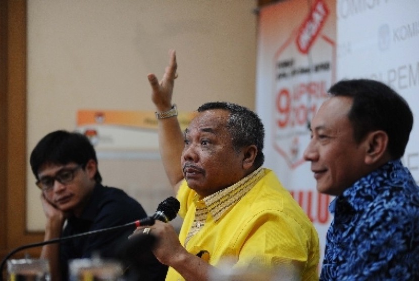 (dari Kiri) Koordinator Perkumpulan Untuk Pemilu dan Demokrasi (Perludem) Agus Mellaz, Waseksen DPP Partai Golkar Leo Nababan dan LBH Penegak Demokrasi Pemilu Didi Suprianto berbicara saat Diskusi 