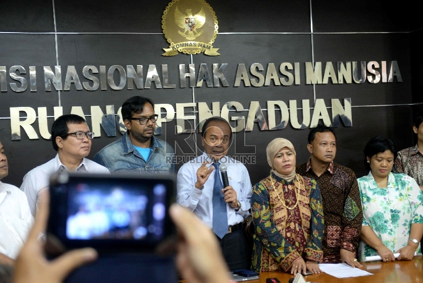 (dari kiri) Kordinator Komisi Untuk Orang Hilang dan Tindak Kekerasan (Kontras) Haris Azhar, ketua Komnas HAM Hafid Abas, Roichatul Aswidah saat konferensi pers d i Komnas HAM, Jakarta, Senin (19/1).(Republika/ Wihdan)