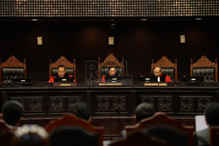 (ilustrasi) Majelis Hakim Konstitusi Aswanto, Ketua majelis Hakim Konstitusi Maria Farida Indrati, dan Majelis Hakim Konstitusi Wahiduddin Adams (dari kiri ke kanan) dalam sebuah persidangan di gedung Mahkamah Konstitusi, Jakarta.
