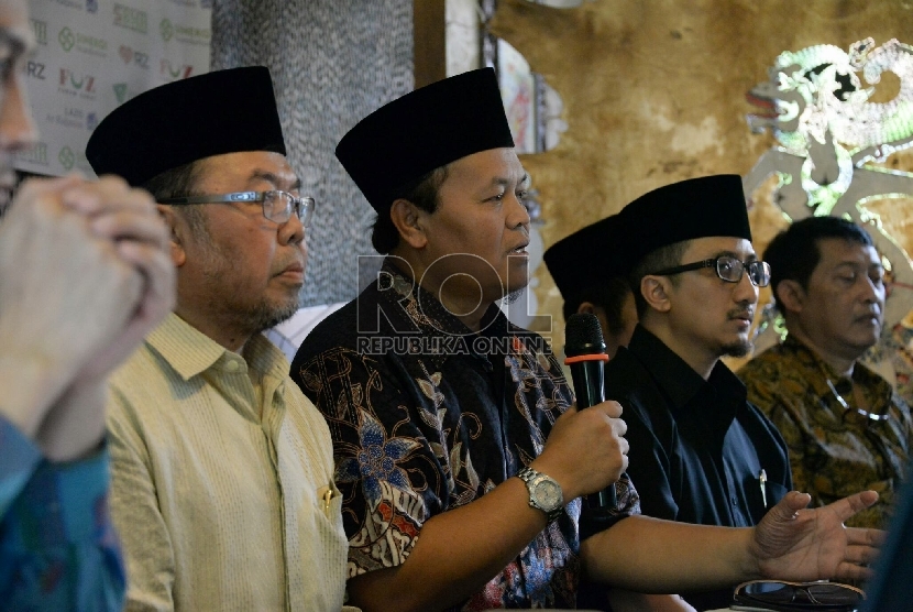 Hidayat Nur Wahid and member of The Devotees Committee of Tolikara (Komat Tolikara) (Republika/Prayogi)