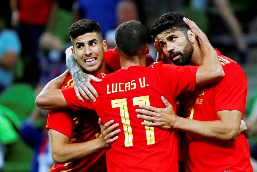 (dari kiri) Marco Asensio, Lucas Vazquez, dan Diego Costa merayakan gol ke gawang Tunisia.