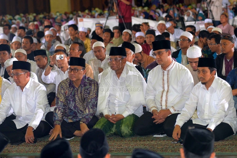  (dari kiri) Menag Lukman Hakim, Ketua MPR Zulkifli Hasan, Mantan Ketua PBNU Hasyim Muzadi, Mendikbud Anies Baswedan, dan Ustaz Yusuf Mansur dalam acara Dzikir Nasional 2014 di Masjid At-Tin, Jakarta, Rabu (31/12).(Republika/Yasin Habibie)