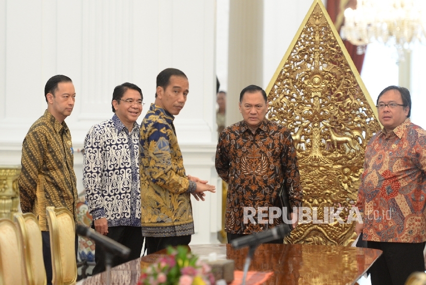  (dari kiri) Mendag Thomas Lembong, Kepala BKPM Franky Sibarany, Presiden Joko Widodo, Gubernur BI Agus Martowardojo, dan Menkeu Bambang Brodjonegoro menunggu kunjungan kehormatan Delegasi Standard And Poor's Rating Services (S&P) di Istana Merdeka, Jakart