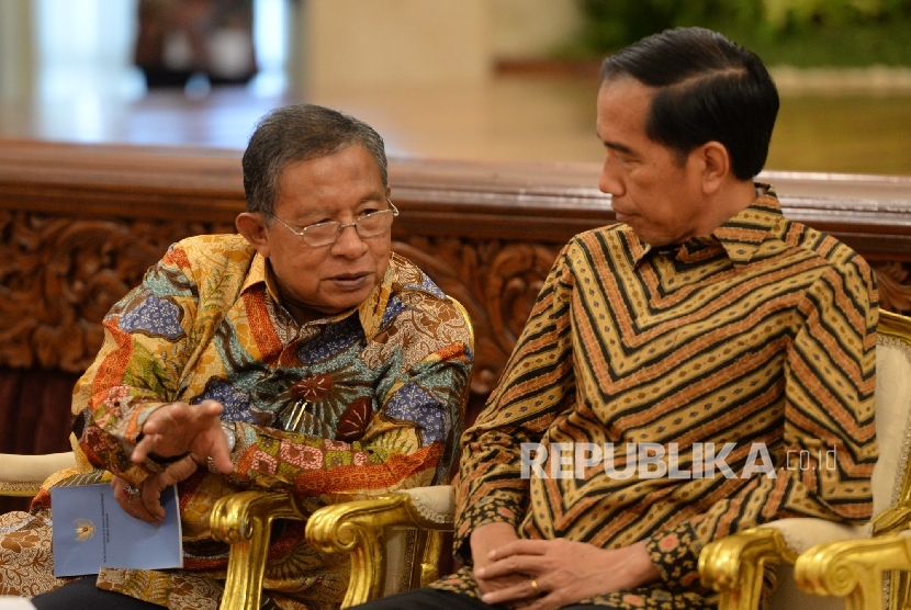 (dari kiri) Menko Perekonomian Darmin Nasution berbincang bersama Presiden Joko Widodo (Republika / Wihdan)