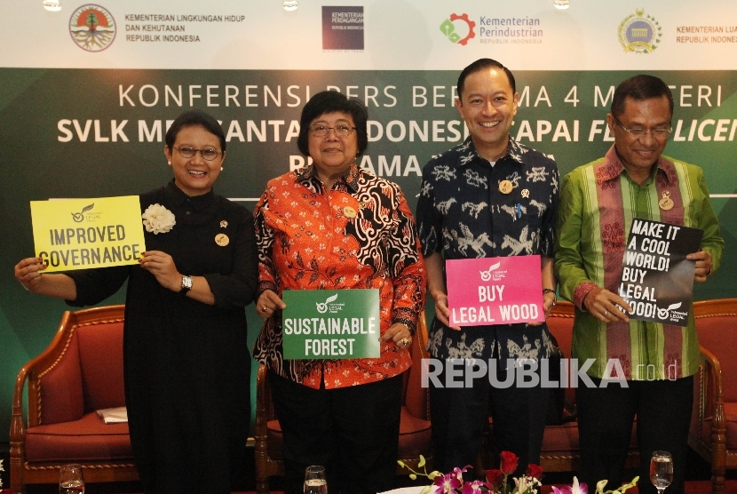  (dari kiri) Menlu Retno PL Marsudi, Menteri LHK Siti Nurbaya, Mendag Thomas Lembong, dan Menperin Saleh Husin berfoto bersama di Jakarta, Kamis (12/5). (RepublikaRakhmawaty La'lang)