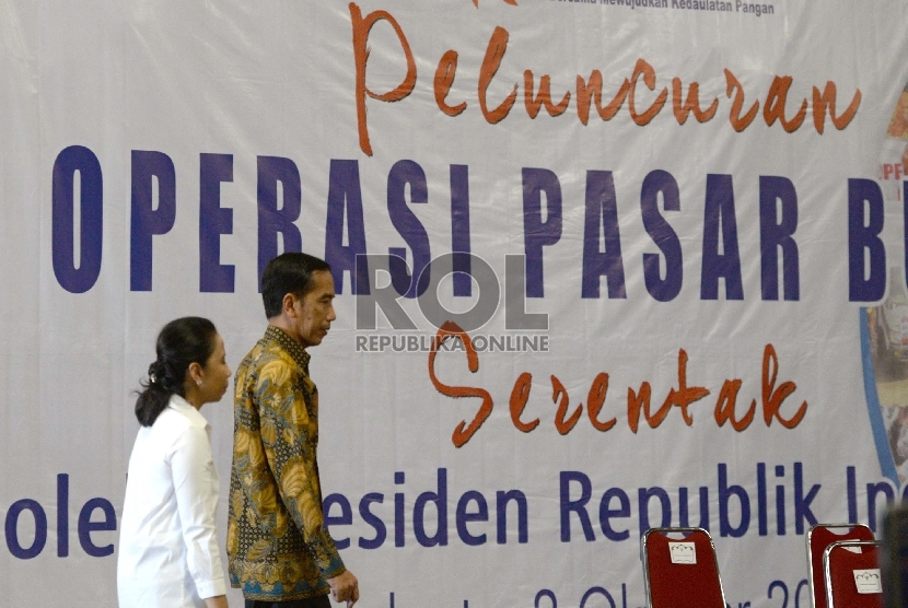 Presiden RI Joko Widodo didampingi Menteri BUMN Rini Soemarno saat menghadiri peluncuran Operasi Pasar Bulog Serentak di Gudang Bulog Kelapa Gading, Jakarta, Jumat (2/10).  (Republika/Wihdan)