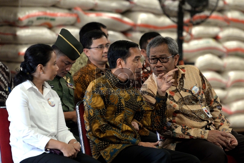  (dari kiri) Menteri BUMN Rini Soemarno, Presiden RI Joko Widodo, dan Dirut Bulog Djarot Kusumayekti menghadiri peluncuran Operasi Pasar Bulog Serentak di Gudang Bulog Kelapa Gading, Jakarta, Jumat (2/10). (Republika/Wihdan)