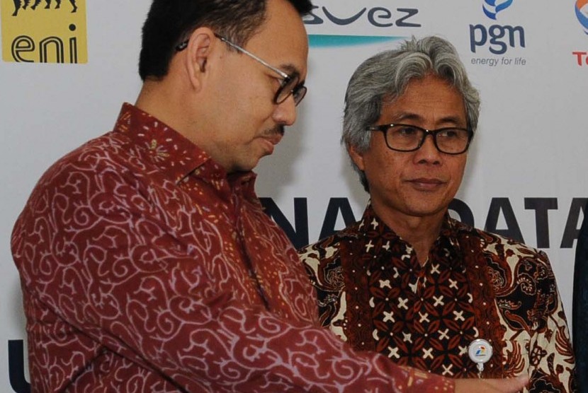 (dari kiri) Menteri ESDM Sudirman Said, Dirut PT Pertamina Dwi Soetjipto berbincang saat penandatanganan kerjasama Tiga Kontrak Penjualan dan Pembelian Gas/LNG di kantor ESDM, Jakarta, Selasa (30/6).