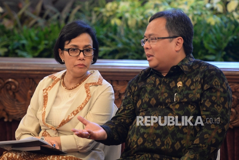   Menteri Keuangan Sri Mulyani berbincang dengan Kepala Bapenas Bambang Brodjonegoro di Istana Negara, Jakarta, Kamis (28/7). (Republika/Wihdan)