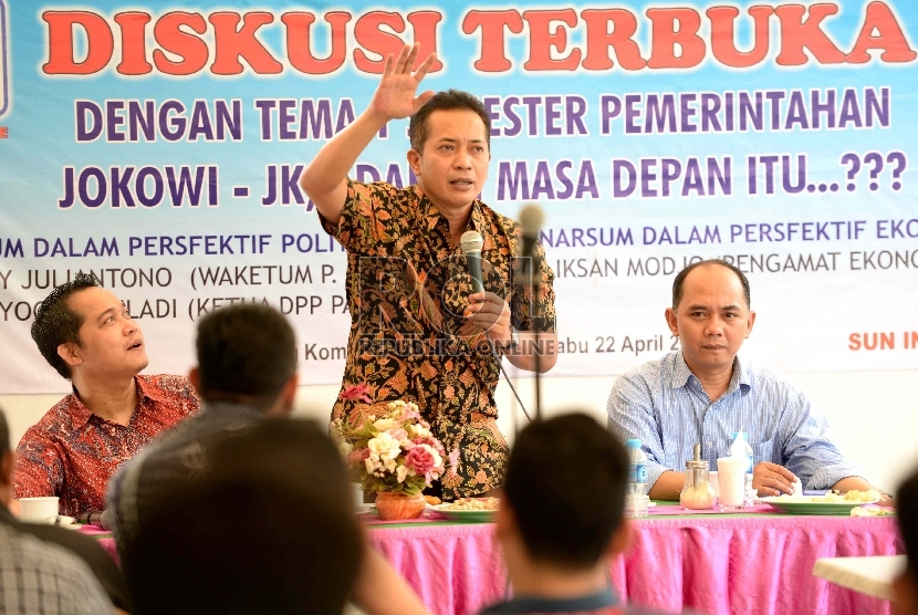  (dari kiri) Moderator Iwan Sulastono, Waketum DPP Partai Gerindra Fery Juliantono, dan Ekonom M Iksan Modjo saat diskusi terbuka di Jakarta, Rabu (22/4).  (Republika/ Wihdan)