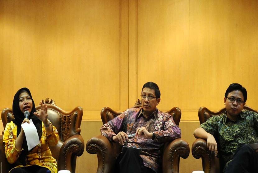 (dari kiri) Pengamat Pemilu Perludem Titi Anggraini, Wakil Ketua MPR Lukman Hakim Syaifuddin dan Dosen Fisip UIN Syarif Hidayatullah Burhanuddin Muhtadi berbicara saat menjadi narasumber diskusi bertajuk 