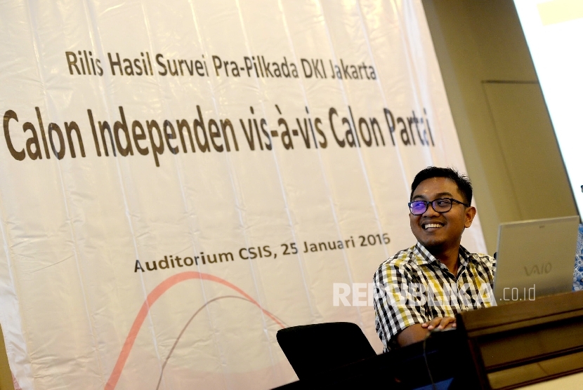 Kepala Departemen Politik dan Perubahan Sosial CSIS Arya Fernandes memberikan paparan hasil survey CSIS terhadap Calon Gubernur DKI di Jakarta, Senin (25/1).