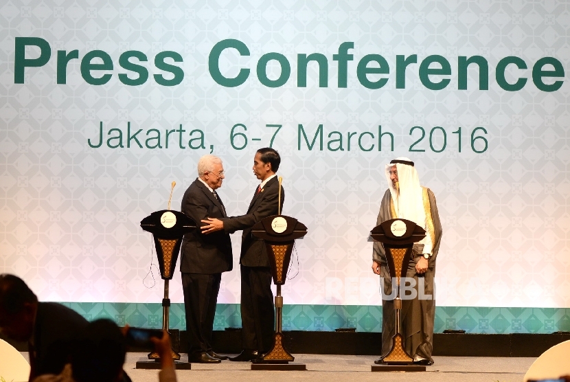 (dari kiri) Persiden Palestina Mahmoud Abbas, Presiden Joko Widodo, dan Sekjen OKI Iyad Ameen Madani saat konferensi pers usai penutupan KTT Luar Biasa OKI di Balai Sidang Jakarta, Senin (7/3). (Republika/Wihdan Hidayat)