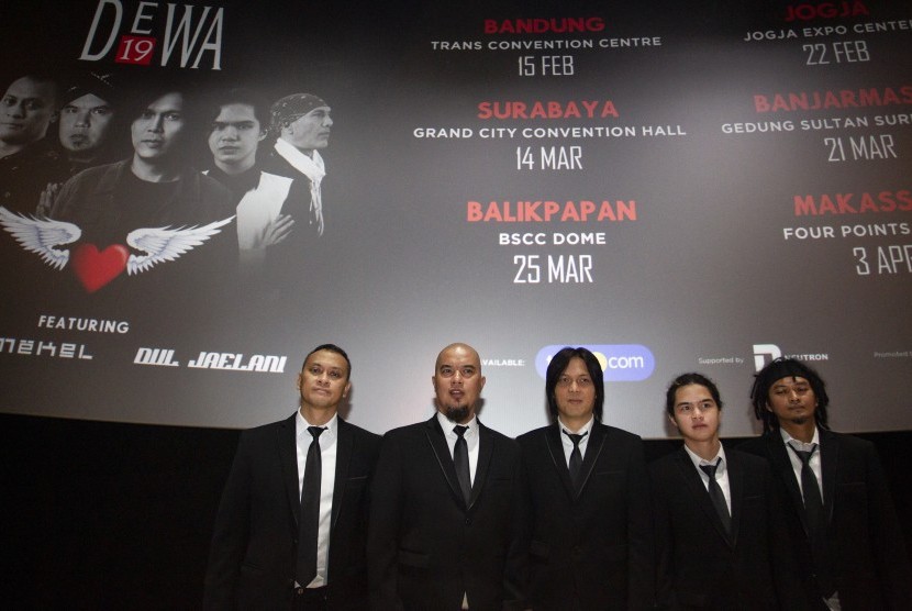 (dari kiri) Personel grup musik Dewa 19 Andra, Ahmad Dhani, Once Mekel, Dul Jaelani dan Agung berpose usai mengikuti jumpa pers 20 Tahun Bintang Lima Tour 2020 di Jakarta, Rabu (15/1/2020). 