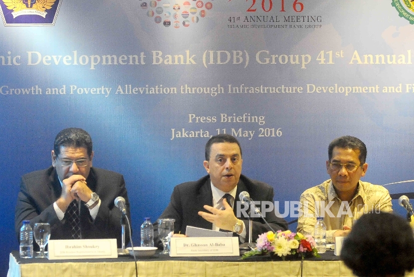 (dari kiri) Perwakilan Islamic Development Bank (IDB) Jakarta, Ibrahim Shoukry, Executive Secretary IDB Ghassan Al-Baba serta Staf Ahli Menteri Keuangan Bidang Makro Ekonomi dan Keuangan Internasional Andin Hadiyanto memberikan keterangan kepada wartawan s