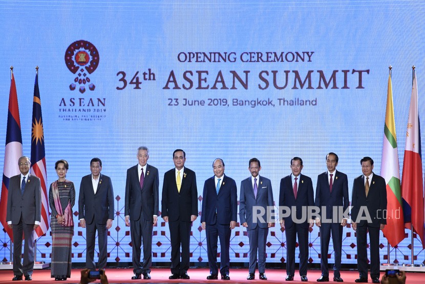 (Dari kiri), PM Malaysia Mahathir Muhamad, Penasehat Negara Myanmar Aung San Suu Kyi, Presiden Filipina Rodrigo Duterte, PM Singapura Lee Hsien Loong, PM Thailand Prayut Chan, PM Vietnam Nguyen Xuan Phuc, Sultan Brunei Hassanal Bolkiah, Perdana Menteri Kamboja Hun Sen, Presiden Joko Widodo dan Presiden Laos Bounnhang Vorachith berfoto bersama saat pembukaan KTT ASEAN ke-34 di Bangkok, Thailand, Ahad (23/6/2019). 