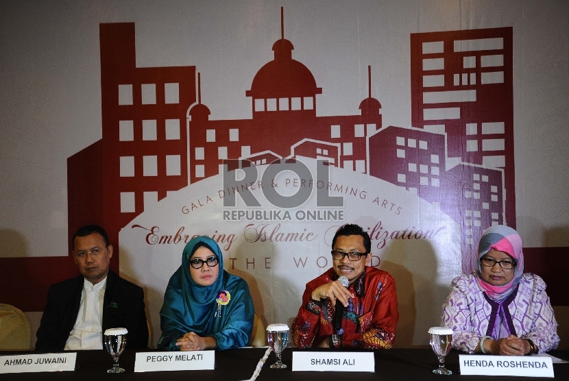 (dari kiri) Presdir Dompet Dhuafa Ahmad Juwaini, Founder Urban Syiar Project Peggy Melaty Sukma, Imam Besar Masjid Newyork USA/ Dir Nusantara Foundation Shamsi Ali, BOD Elzatta Hendra Roshenda berbicara saat peluncuran Gerakan Dakwah Islam Global di Jakart