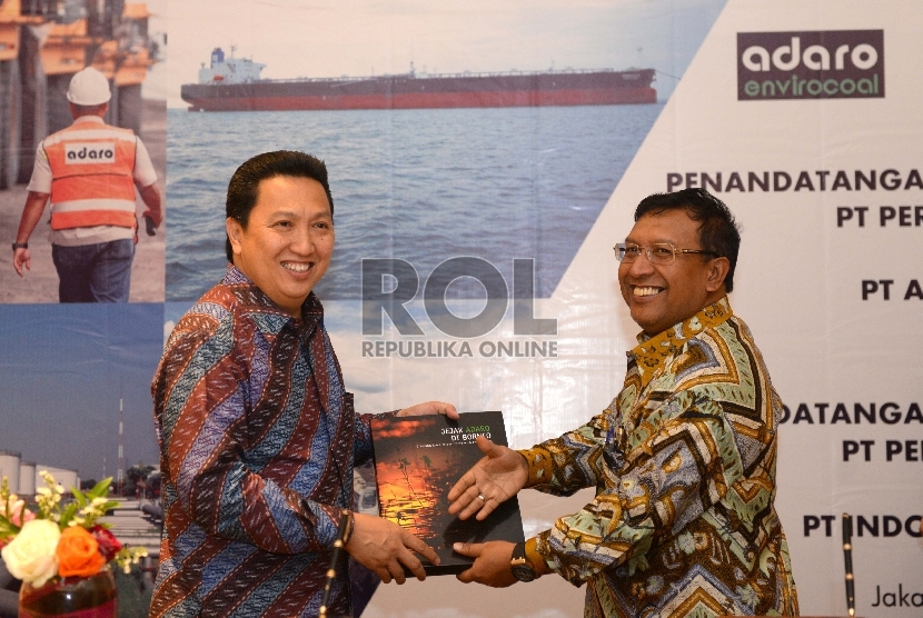  Presiden Direktur PT Adaro Energy Tbk Garibaldi Thohir (kiri) bertukar cindera mata dengan Direktur Pemasaran PT Pertamina (Persero) Ahmad Bambang usai penandatanganan kerjasama  terkait ketahanan energi nasional, Jumat (11/9). (Republika/Wihdan)