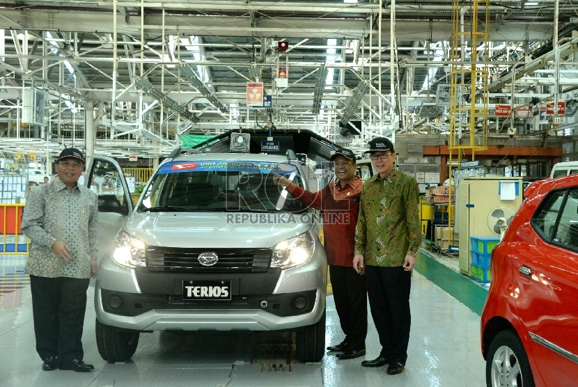 (dari kiri) Presiden Direktur PT Astra Daihatsu Motor (ADM) Sudirman MR, Menperin Saleh Husin dan Presiden Direktur PT Astra International Tbk Prijono Sugiarto berbincang dalam acara Seremoni pencapaian produksi 4 juta unit Daihatsu di Jakarta, Kamis (7/5)