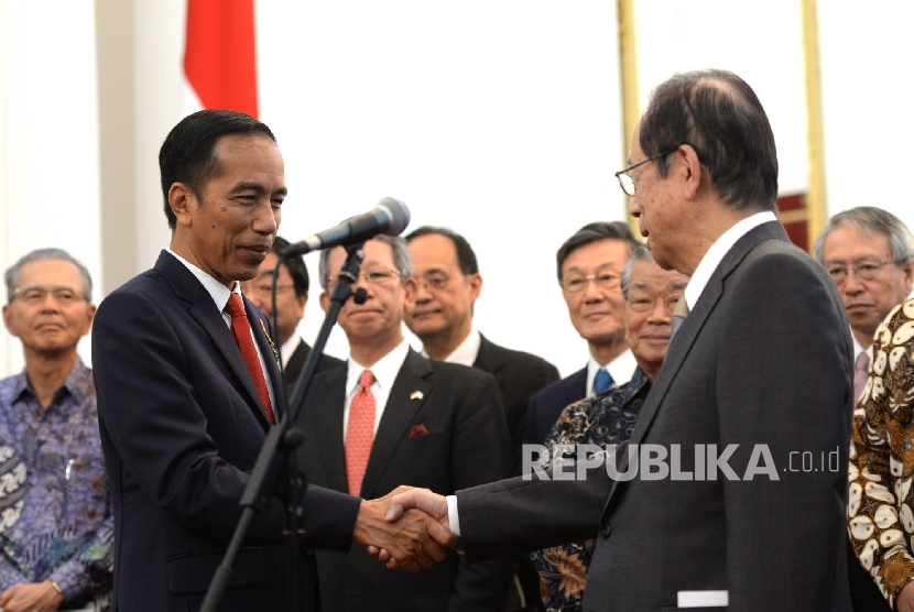  (dari kiri) Presiden Joko Widodo bersama Presiden Asosiasi Jepang Indonesia Yasuo Fukuda menggelar konferensi pers usai mengadakan pertemuan di Istana Merdeka, Jakarta, Rabu (27/7). (Republika/Wihdan)