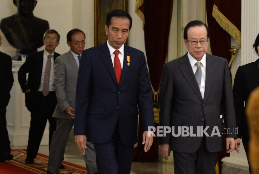 (dari kiri) Presiden Joko Widodo bersama Presiden Asosiasi Jepang Indonesia Yasuo Fukuda menggelar konferensi pers usai mengadakan pertemuan di Istana Merdeka, Jakarta, Rabu (27/7). (Republika/Wihdan)