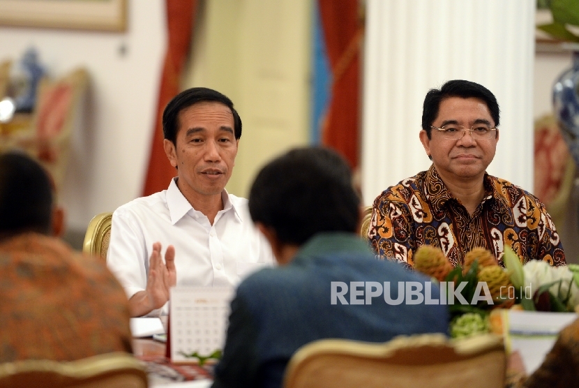 (dari kiri) Presiden Joko Widodo, dan Kepala BKPM Franky Sibarani saat mengumumkan Paket Kebijakan Ekonomi ke-12 di depan petinggi media di Istana Negara, Jakarta, Kamis (28/4).  (Republika/Wihdan) 