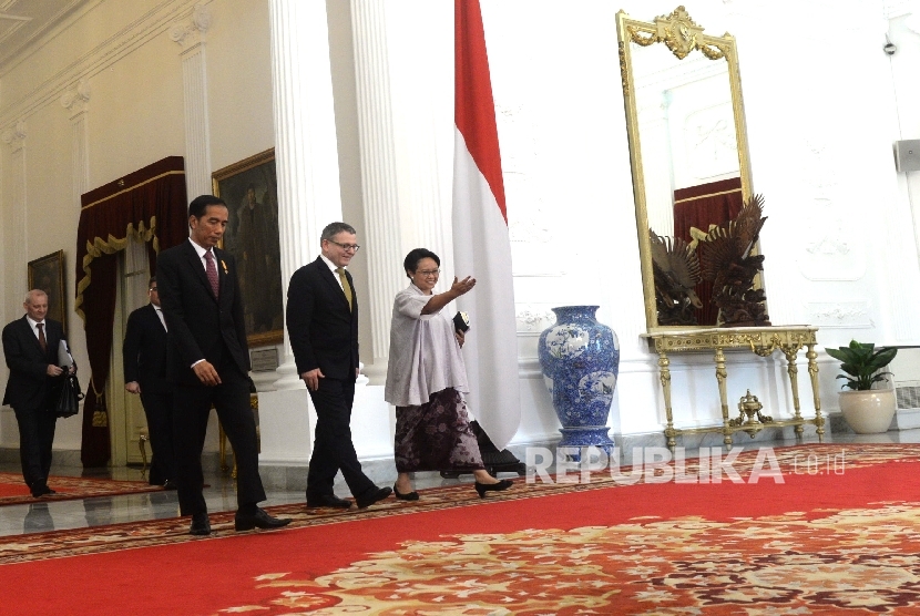 (dari kiri) Presiden Joko Widodo, Menteri Luar Negeri Republik Ceko Lubomir Zaoralek, dan Menteri Luar Negeri Retno Lestari Marsudi usai melakukan pertemuan di Istana Merdeka, Jakarta, Kamis (25/2). 